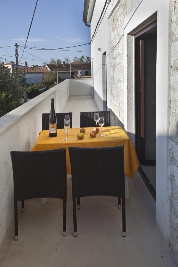 Holiday Apartment In Funtana With Balcony, Air Conditioning, Wifi, Washing Machine 4982-1 Exterior foto